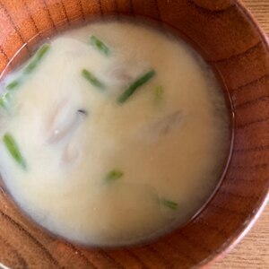 きのこと冬野菜の豆乳味噌汁